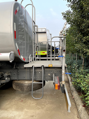 Sinotruk Howo 6の荷車引き4*2の燃料のタンク車のHowoの石油タンカー10000L