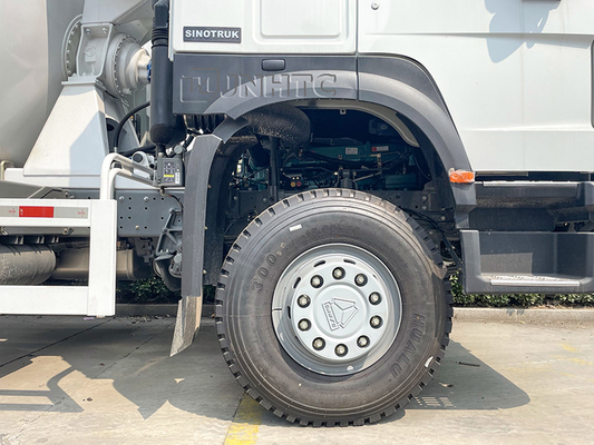 10車輪のSinotruk HOWO 9m3のトラックミキサのトラック