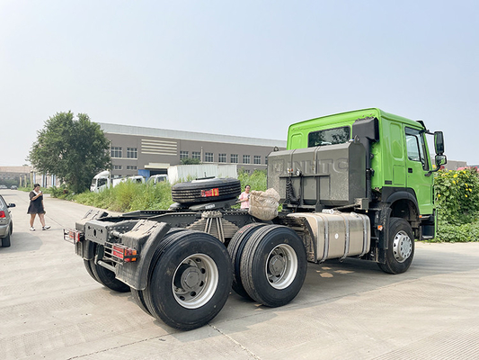 Sinotruk Howo 371の馬力10車輪のトラクターのトラック50トンのトラクターの頭部