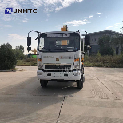 平らな版の貨物トラックはクレーンSinotruk HOWO 4x4をすべての車輪ドライブ取付けた