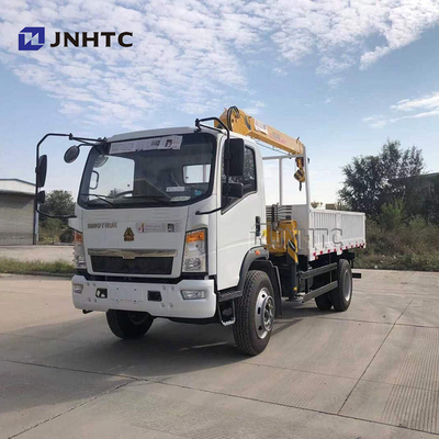 平らな版の貨物トラックはクレーンSinotruk HOWO 4x4をすべての車輪ドライブ取付けた