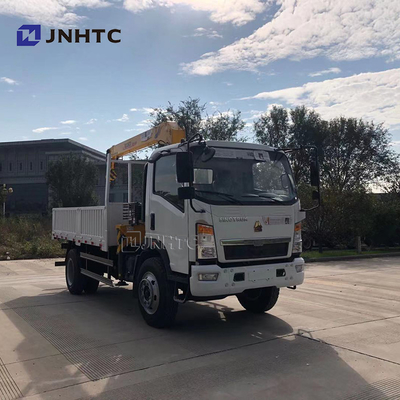 平らな版の貨物トラックはクレーンSinotruk HOWO 4x4をすべての車輪ドライブ取付けた