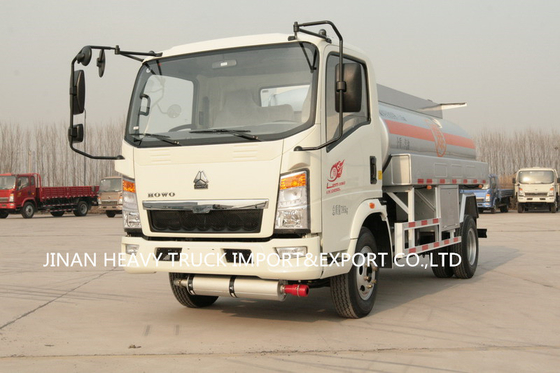 Sinotruk Howoライト小型石油燃料のタンク車4x2 6cbm 6000Liter